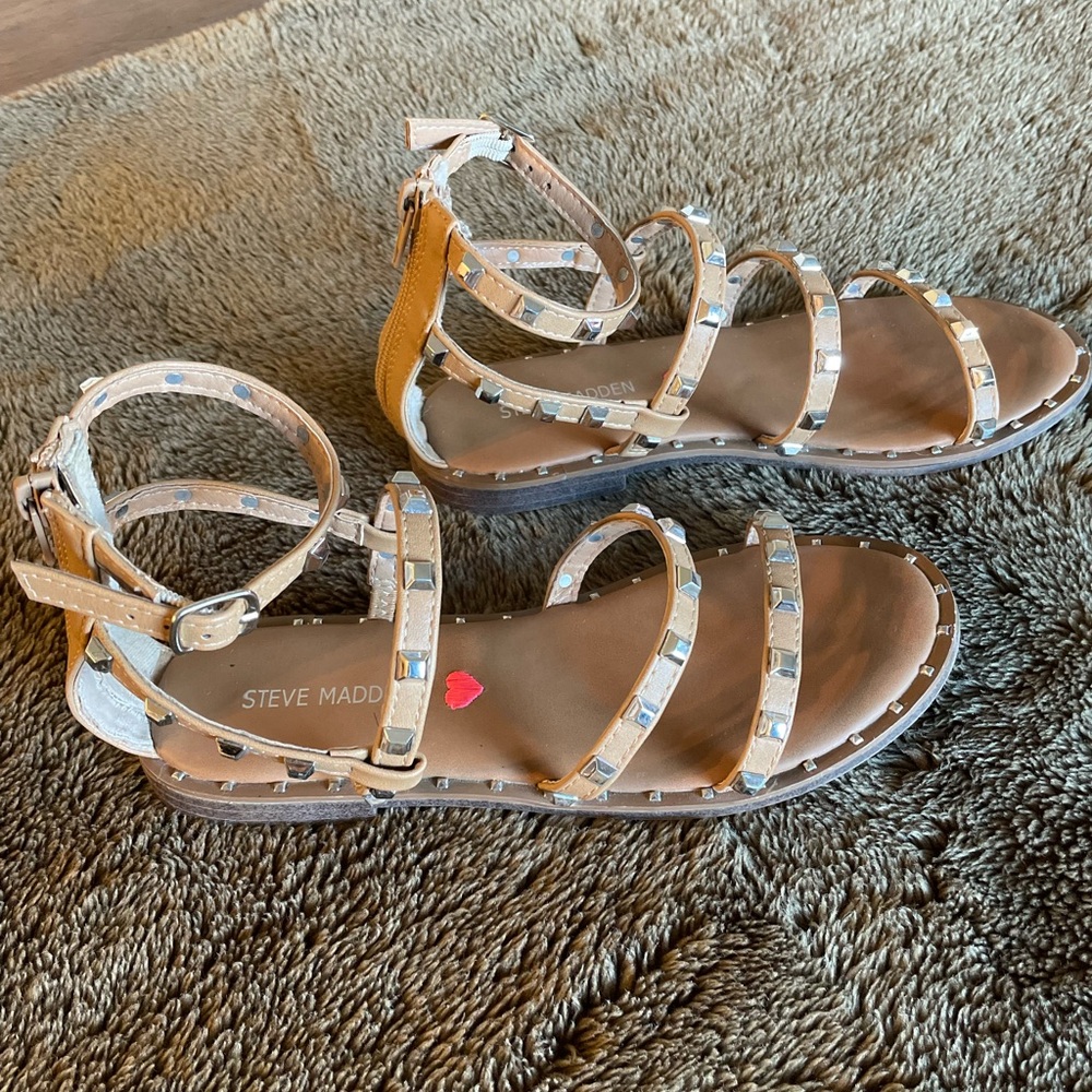 Steve Madden Tan Gold Studded Strappy Sandals - size 7